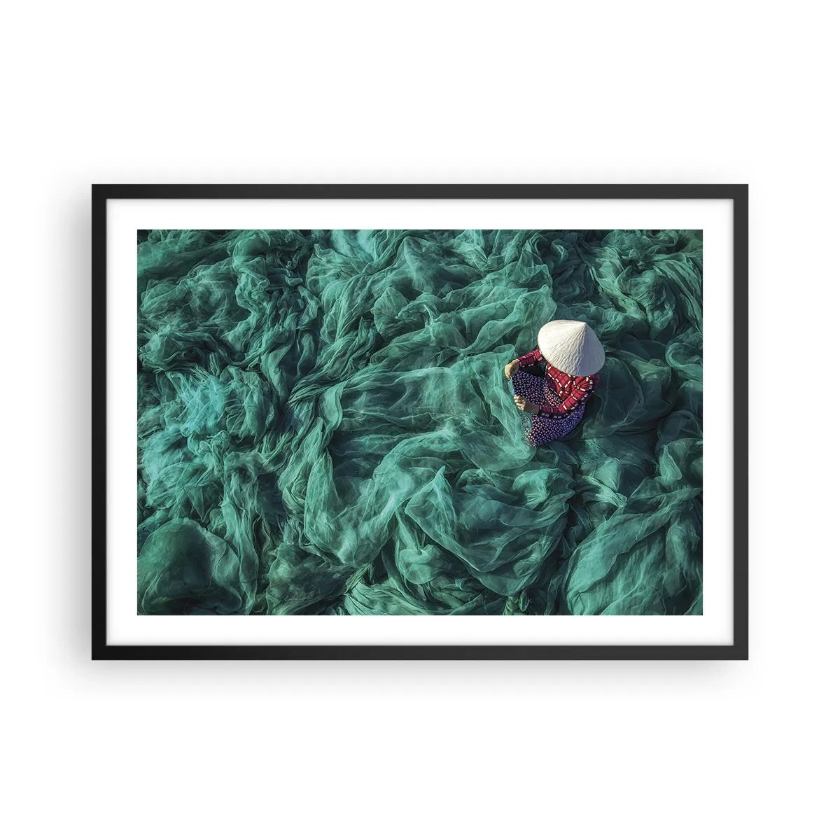 Affiche dans un cadre noir - Poster - Une personne avec un chapeau parmi des filets de pêche verts - 70x50cm - Dans une mer de filet - Décoration murale moderne pour le salon et la chambre ARTTOR