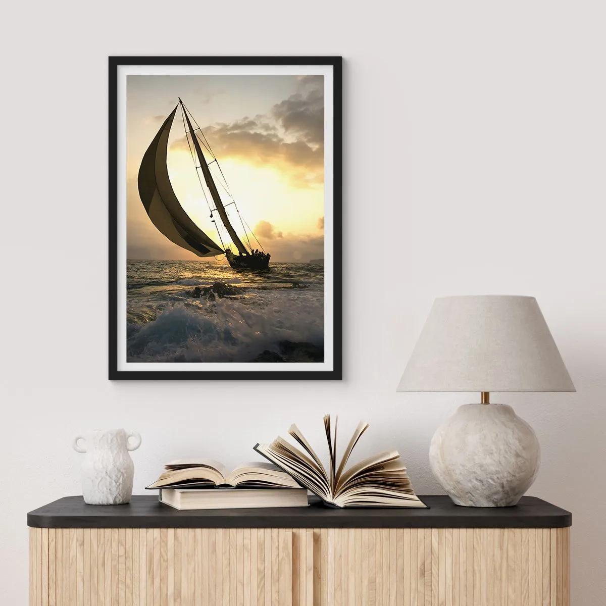Affiche dans un cadre noir - Poster - Un voilier sur une mer agitée à la lueur du soleil couchant - 50x70cm - Avec le vent et contre le vent - Décoration murale moderne pour le salon et la chambre ARTTOR