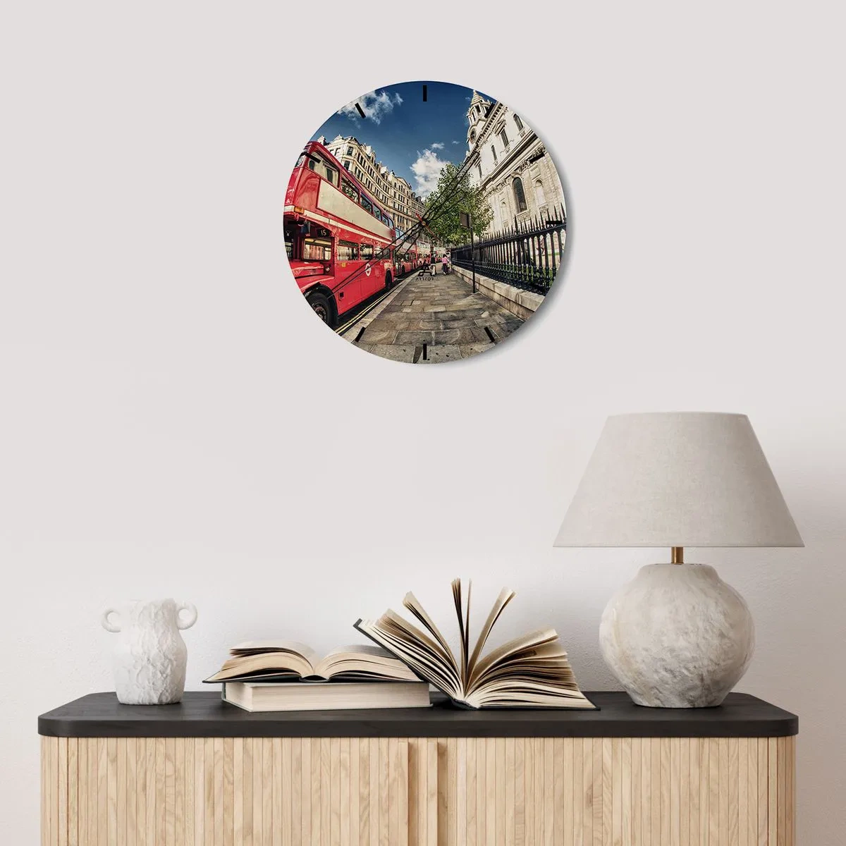 Horloge murale - Pendule murale - Un bus rouge à impériale dans une rue de la ville par une journée ensoleillée - 30x30cm - Rue de Londres en gris et rouge - Décoration murale moderne pour le salon, la cuisine et la chambre ARTTOR