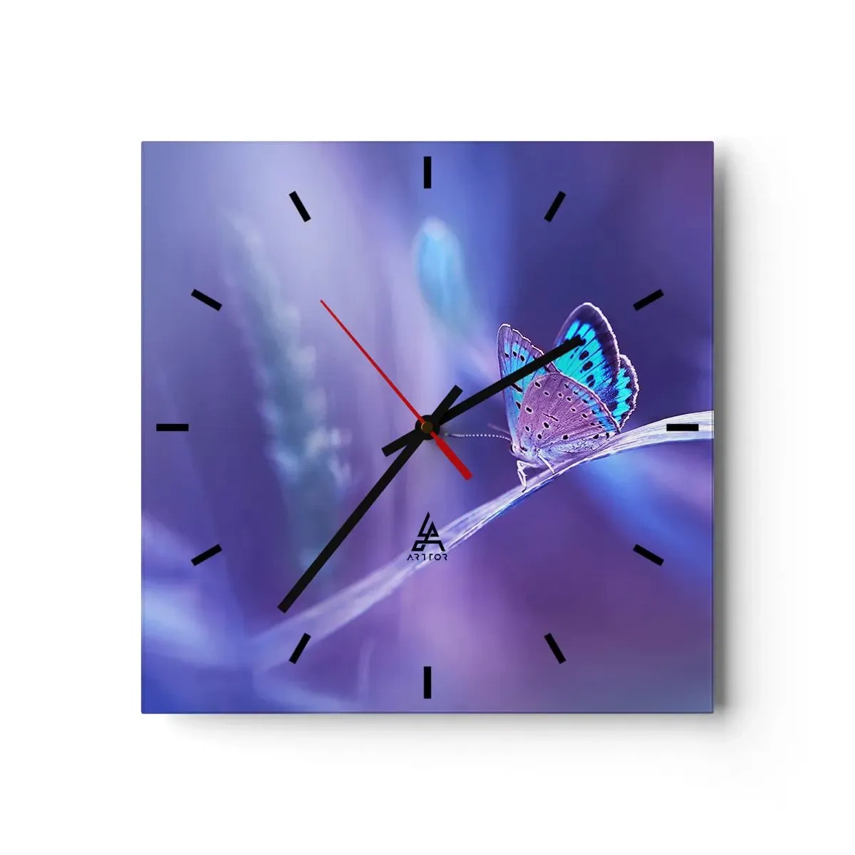 Horloge murale - Pendule murale - Un délicat papillon bleu sur une tige dans une lumière violette - 30x30cm - Un joyau de la nature - Décoration murale moderne pour le salon et la chambre ARTTOR