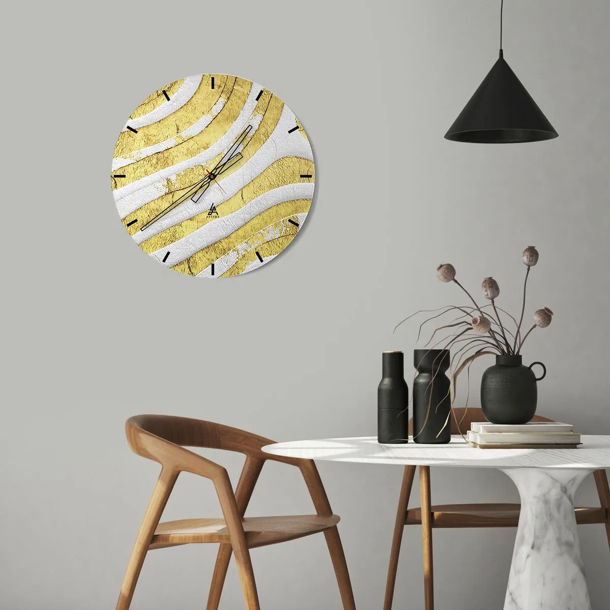 Horloge murale - Pendule murale - Vagues dorées et blanches dans une texture abstraite - 30x30cm - Composition en blanc et or - Décoration murale moderne pour le salon, la cuisine et la chambre ARTTOR