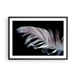 Affiche dans un cadre noir - Poster - Une plume délicate sur fond noir dans une démarche artistique - 70x50cm - Pensez au toucher - Décoration murale moderne pour le salon et la chambre ARTTOR