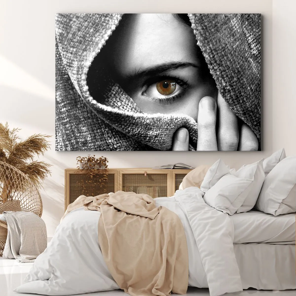 Impression sur toile - Image sur toile - Portrait d'une femme à l'oeil ambré recouvert d'un tissu aux tons gris. - 100x70cm - Apprenez le secret - Décoration murale moderne pour le salon et la chambre ARTTOR