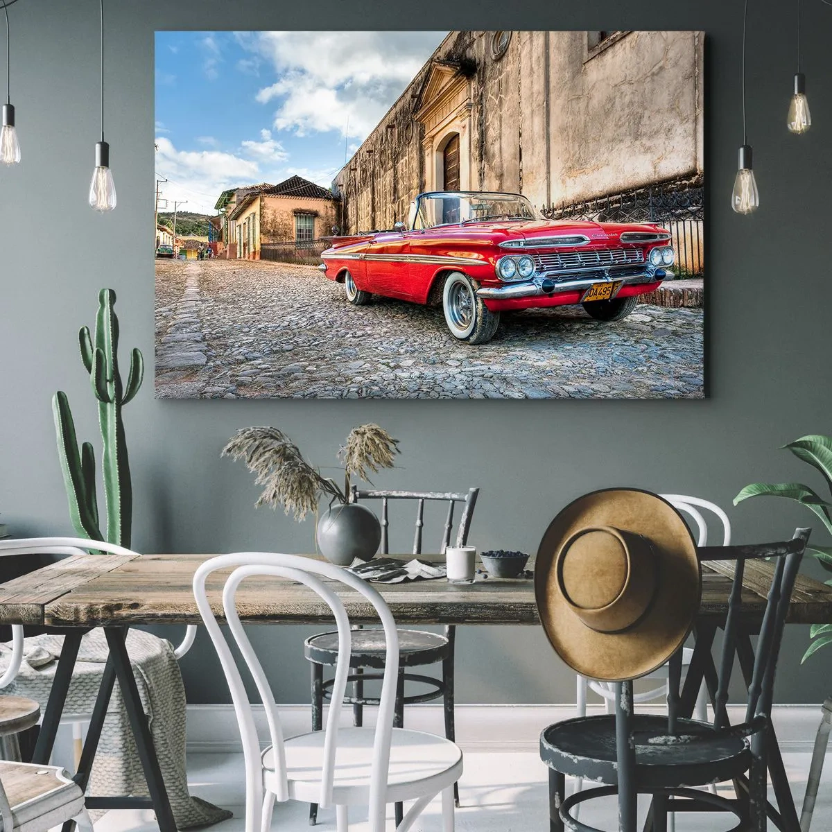 Impression sur toile - Image sur toile - Voiture classique rouge dans une rue pavée - 100x70cm - Émotions cubaines - Décoration murale moderne pour le salon et la chambre ARTTOR
