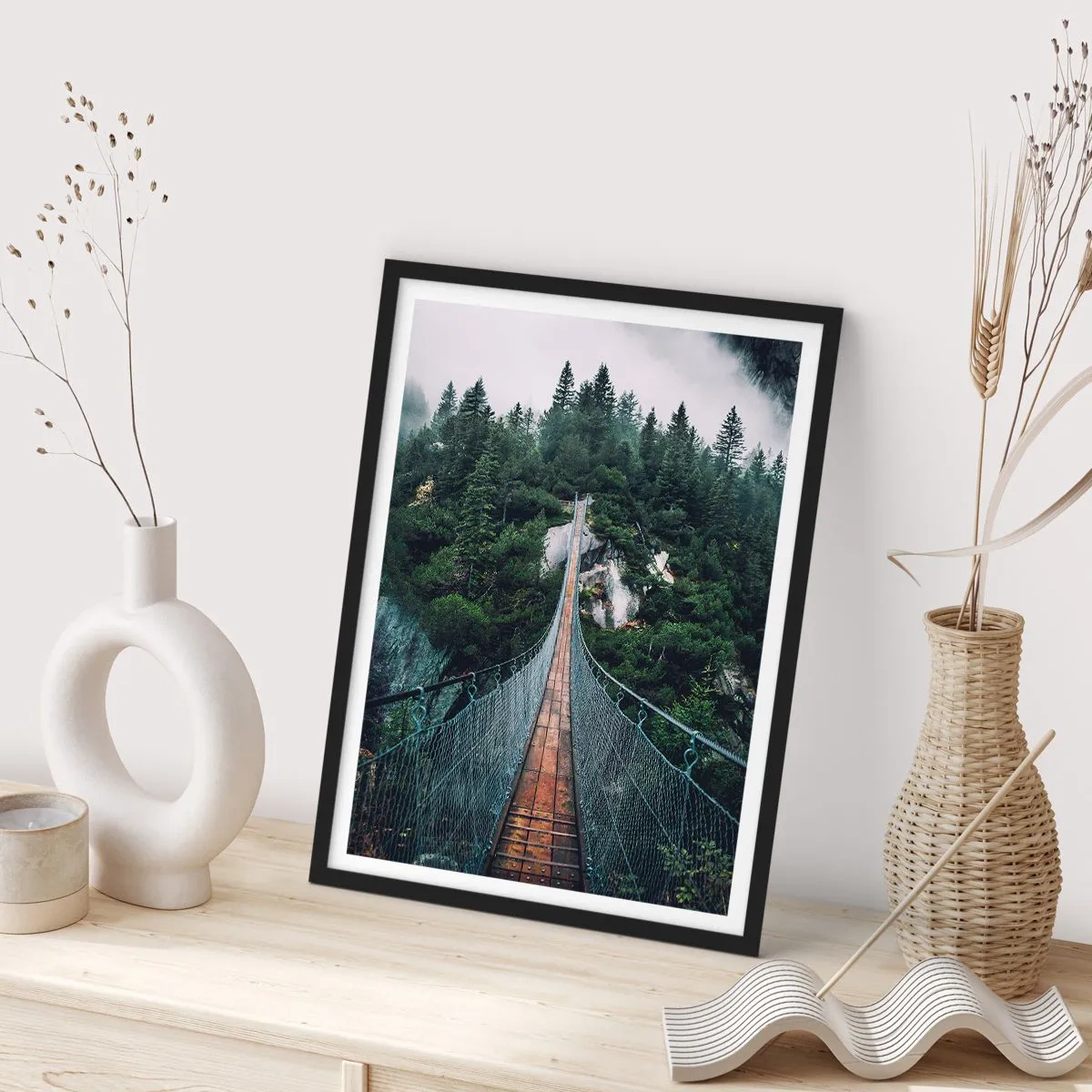 Affiche dans un cadre noir - Poster - Un pont suspendu à travers une forêt dense et brumeuse - 50x70cm - Uniquement pour les aigles - Décoration murale moderne pour le salon et la chambre ARTTOR