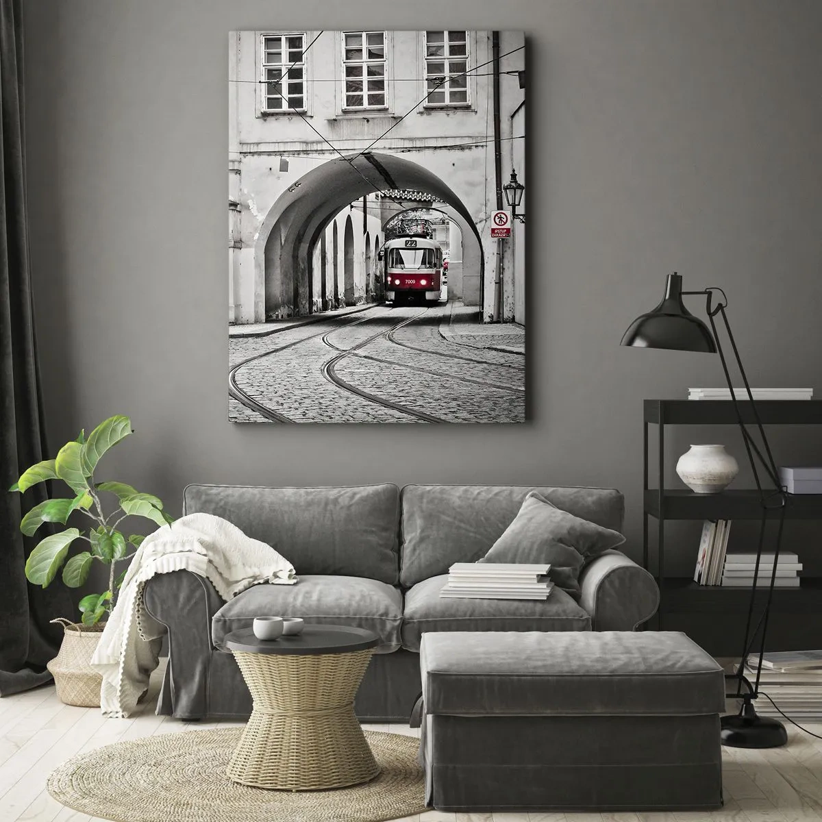 Impression sur toile - Image sur toile - Un tramway noir et blanc dans une rue historique de la ville - 50x70cm - Dans le labyrinthe de la ville - Décoration murale moderne pour le salon et la chambre ARTTOR