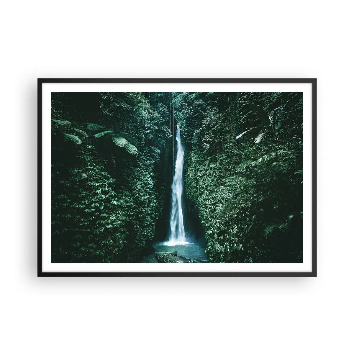 Affiche dans un cadre noir - Poster - Une cascade entourée d'une végétation tropicale dense - 100x70cm - Fontaine tropicale - Décoration murale moderne pour le salon et la chambre ARTTOR