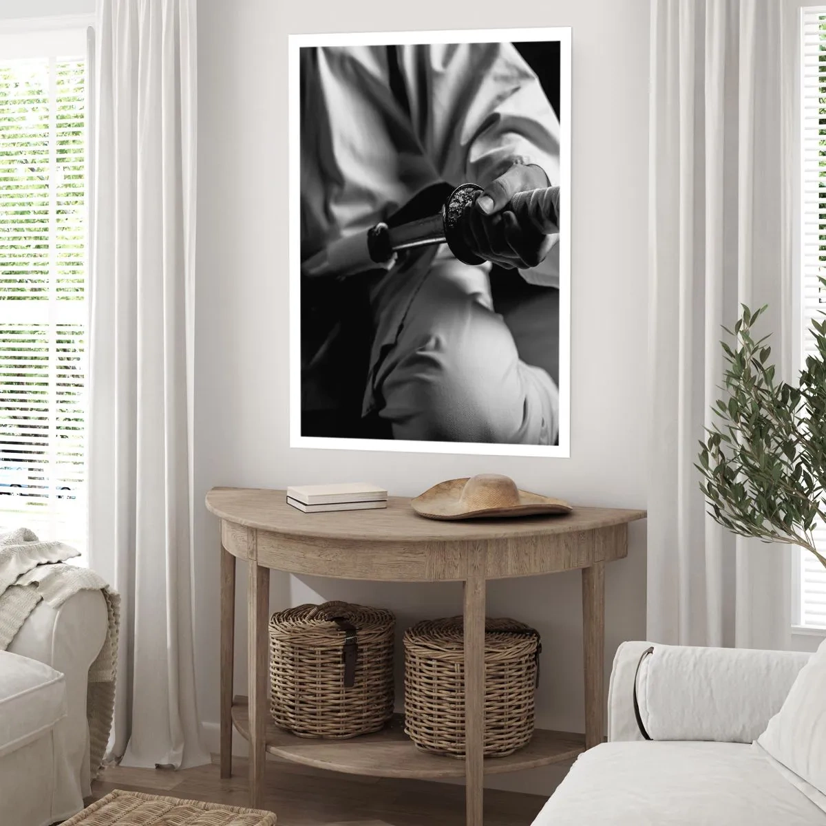 Affiche - Poster - Samouraï avec une épée sur une photographie en noir et blanc - 50x70cm - Âme de guerrier - Décoration murale moderne pour le salon et la chambre ARTTOR