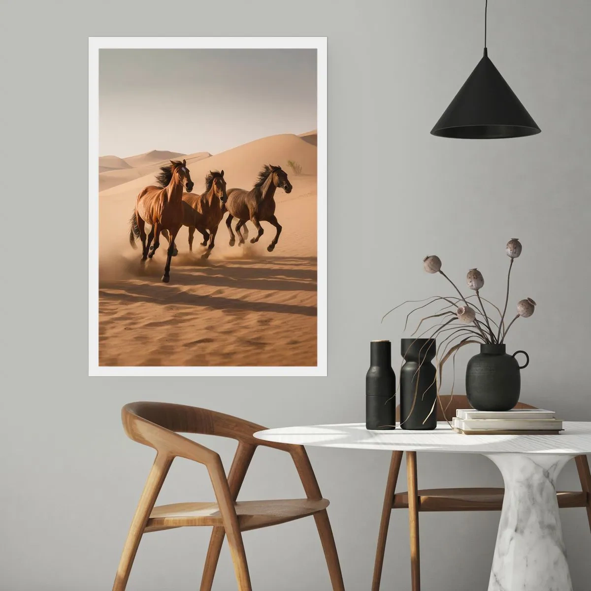 Affiche - Poster - Chevaux galopant dans le désert dans la chaude lumière du coucher de soleil - 50x70cm - Libre comme le vent - Décoration murale moderne pour le salon et la chambre ARTTOR