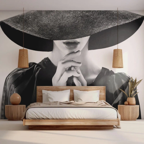 Papier Peint Photo Premium Sand - Femme élégante en noir avec un grand chapeau dans une photo glamour - 100x70cm - Beauté cachée - Décoration murale moderne pour le salon et la chambre ARTTOR