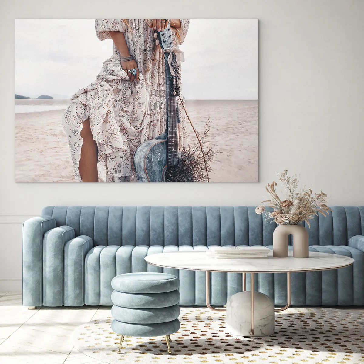 Impression sur verre - Image sur verre - Femme de style bohème avec guitare sur une plage déserte - 70x50cm - Enfant de fleur en route - Décoration murale moderne pour le salon et la chambre ARTTOR