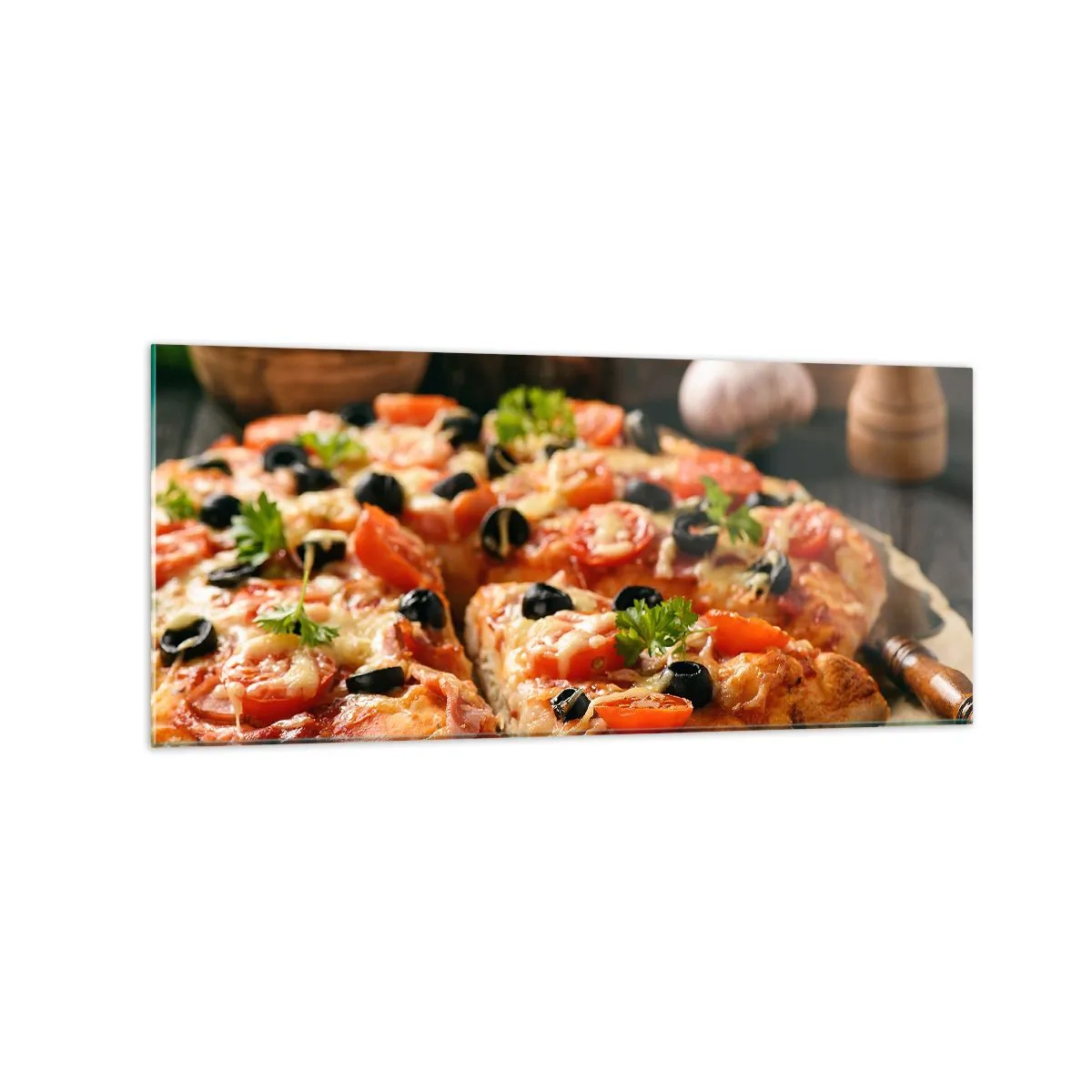 Impression sur verre - Image sur verre - Pizza aux tomates, olives et herbes fraîches sur la table - 120x50cm - Tu t'en es encore tiré - Décoration murale moderne pour le salon et la chambre ARTTOR