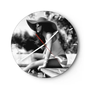 Horloge murale - Pendule murale - Portrait de femme élégante avec un chapeau et des lunettes de soleil au bord de la piscine - 30x30cm - Rêve d'été - Décoration murale moderne pour le salon, la cuisine et la chambre ARTTOR
