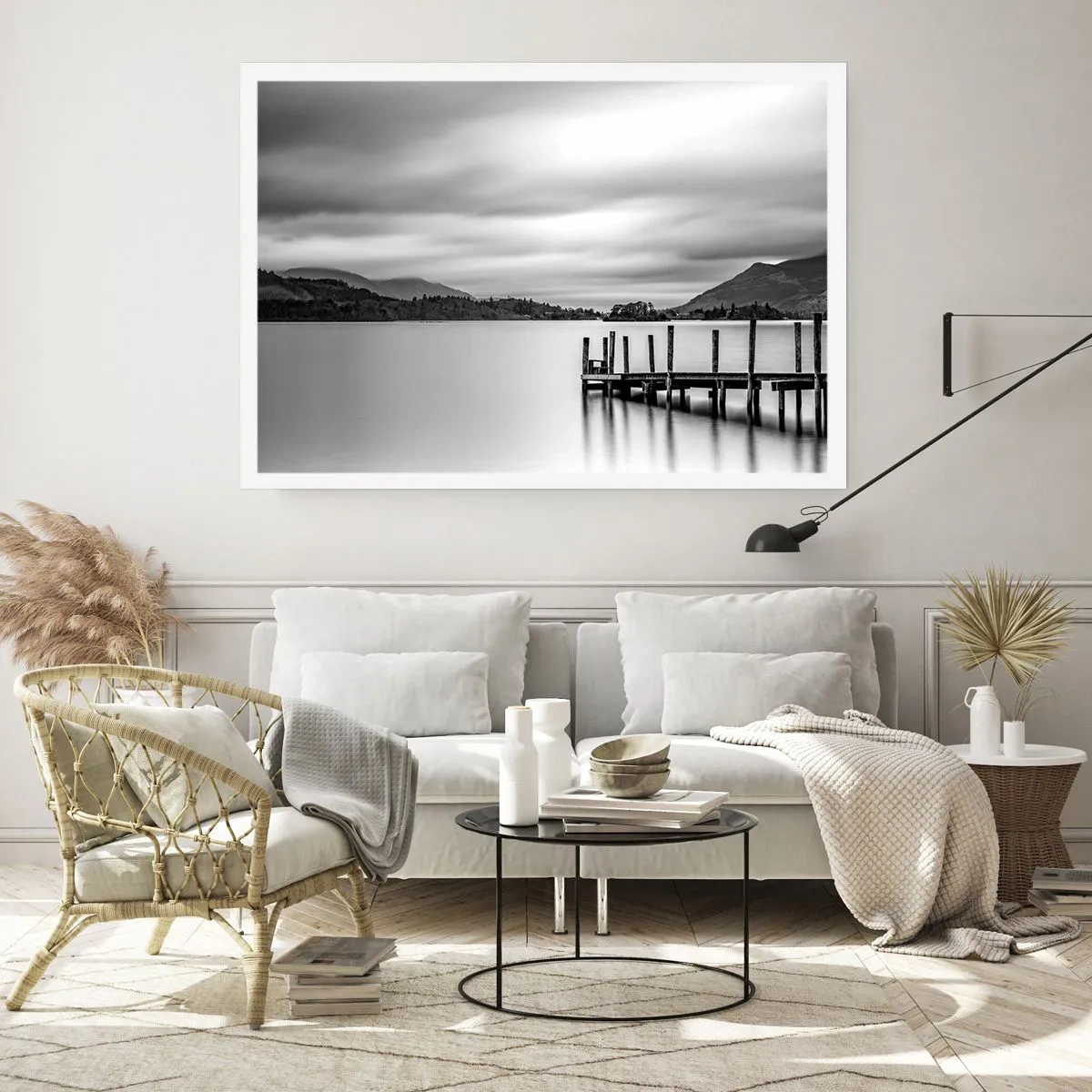 Affiche - Poster - Paysage noir et blanc avec une jetée sur un lac - 100x70cm - Douceur et force - Décoration murale moderne pour le salon et la chambre ARTTOR