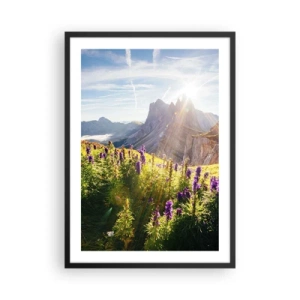 Affiche dans un cadre noir - Poster - Un paysage de montagne avec une prairie pleine de fleurs au lever du soleil - 50x70cm - La vie secrète des herbes - Décoration murale moderne pour le salon et la chambre ARTTOR