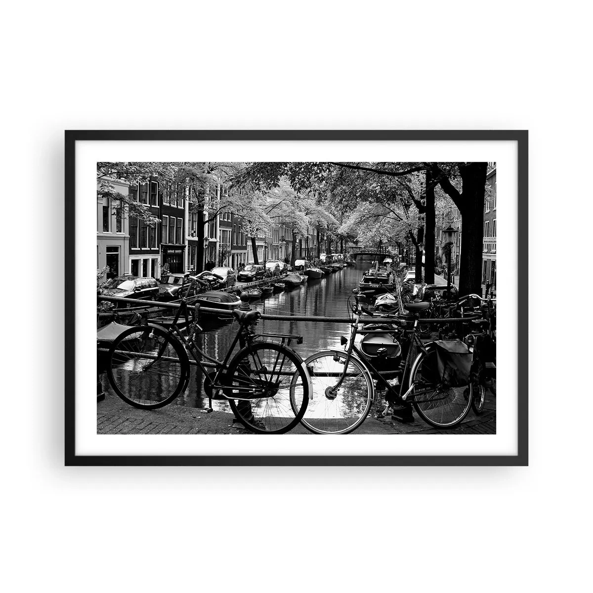 Affiche dans un cadre noir - Poster - Canal avec des vélos en photographie noir et blanc - 70x50cm - Une vue très hollandaise - Décoration murale moderne pour le salon et la chambre ARTTOR