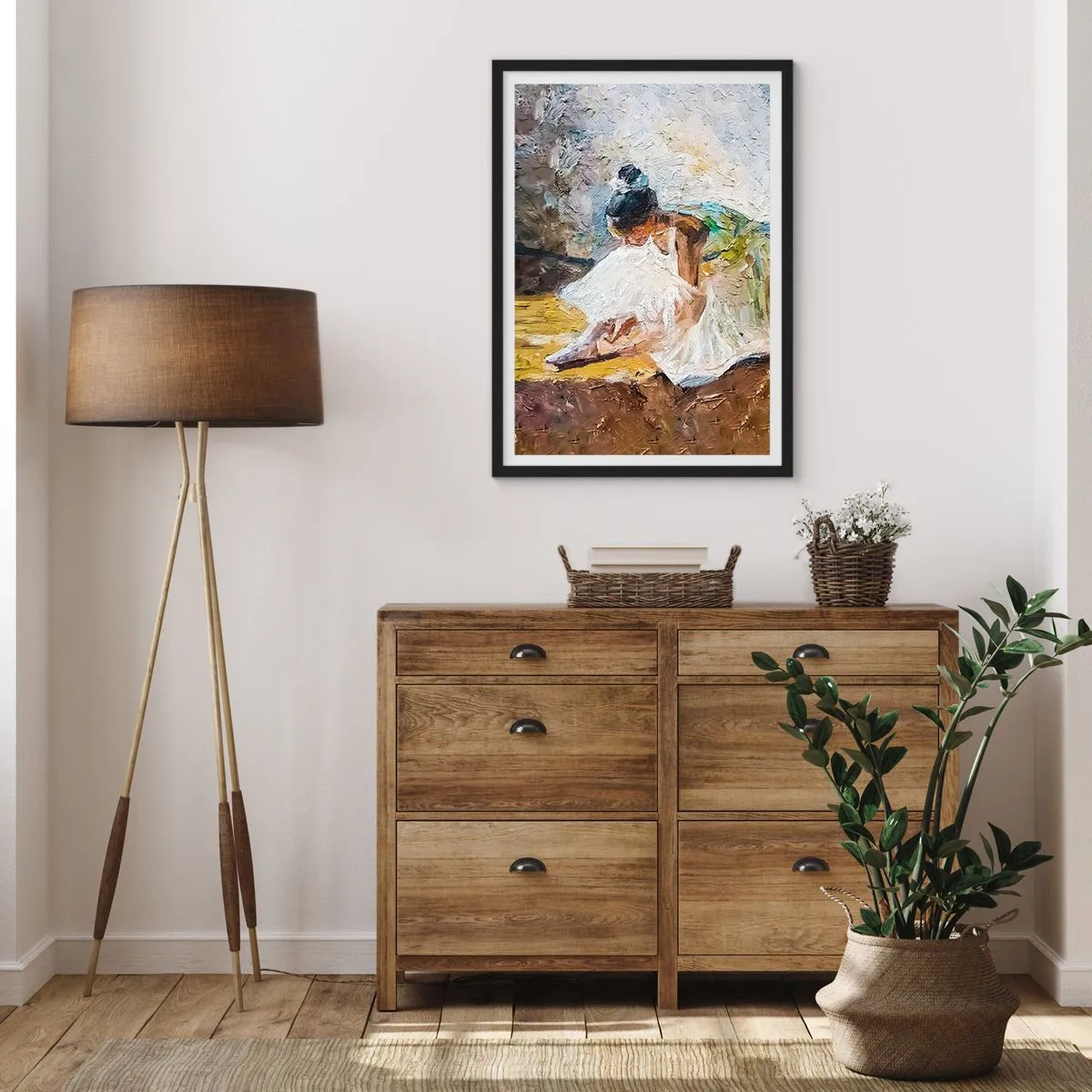 Affiche dans un cadre noir - Poster - Une ballerine en robe blanche s'appuie sur un fond pictural. - 50x70cm - D'après un tableau de Degas - Décoration murale moderne pour le salon et la chambre ARTTOR