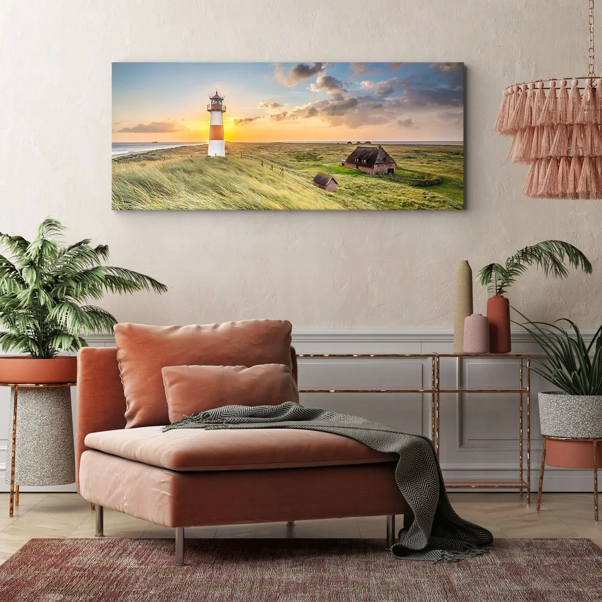 Impression sur toile - Image sur toile - Un phare avec des prairies et des maisons au soleil en arrière-plan - 140x50cm - Entre les vagues - Décoration murale moderne pour le salon et la chambre ARTTOR