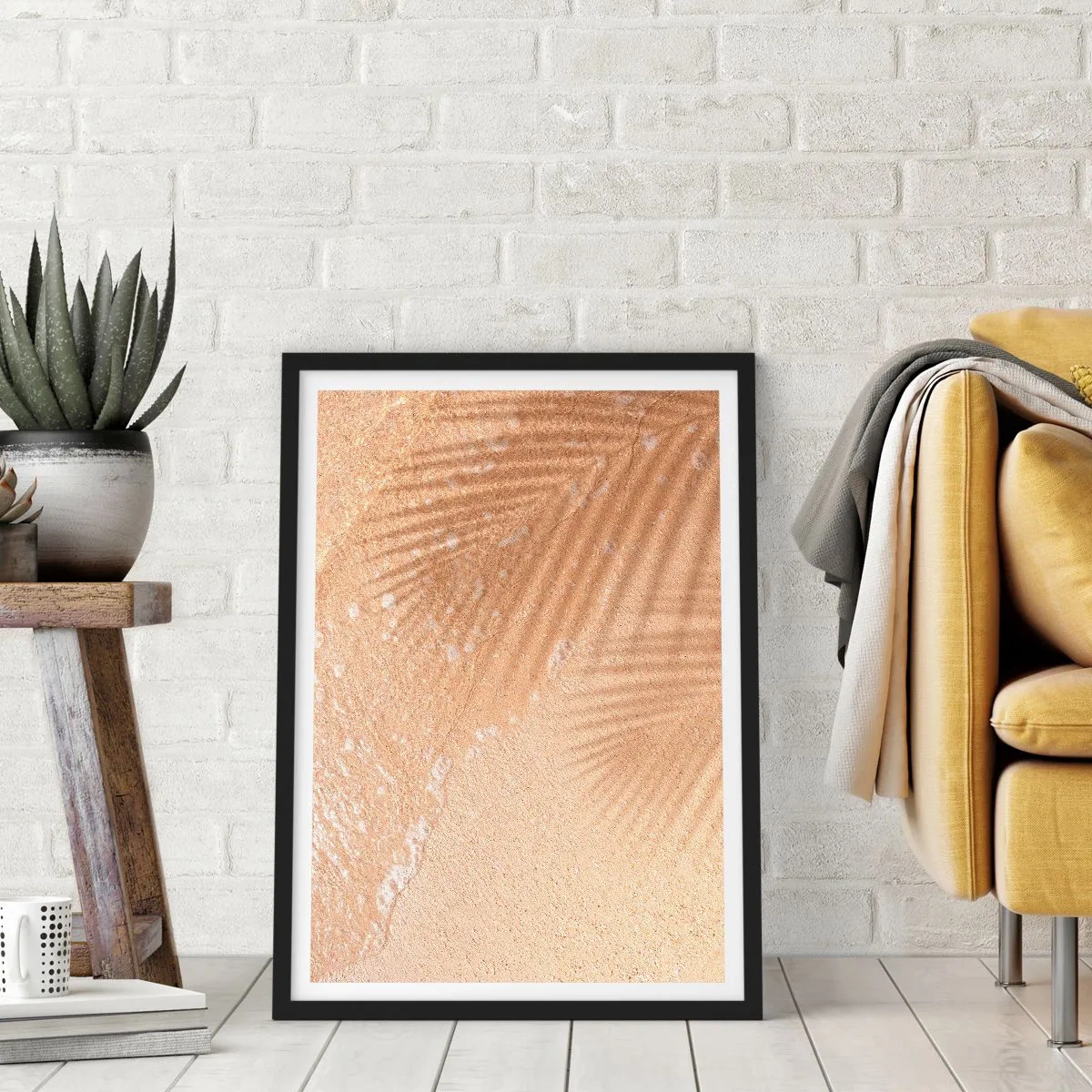 Affiche dans un cadre noir - Poster - L'ombre des feuilles de palmier sur le sable doré de la plage - 50x70cm - Ombre d'un été chaud - Décoration murale moderne pour le salon et la chambre ARTTOR