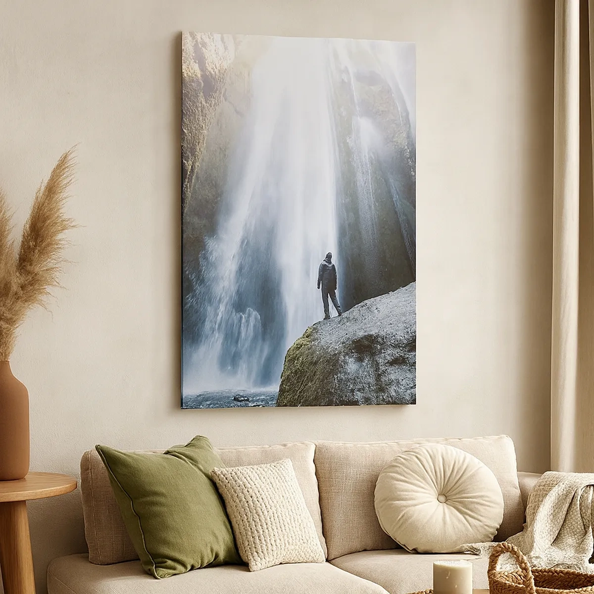 Impression sur toile - Image sur toile - Une silhouette sur fond de cascade majestueuse dans une gorge rocheuse - 50x70cm - Restauration des proportions - Décoration murale moderne pour le salon et la chambre ARTTOR