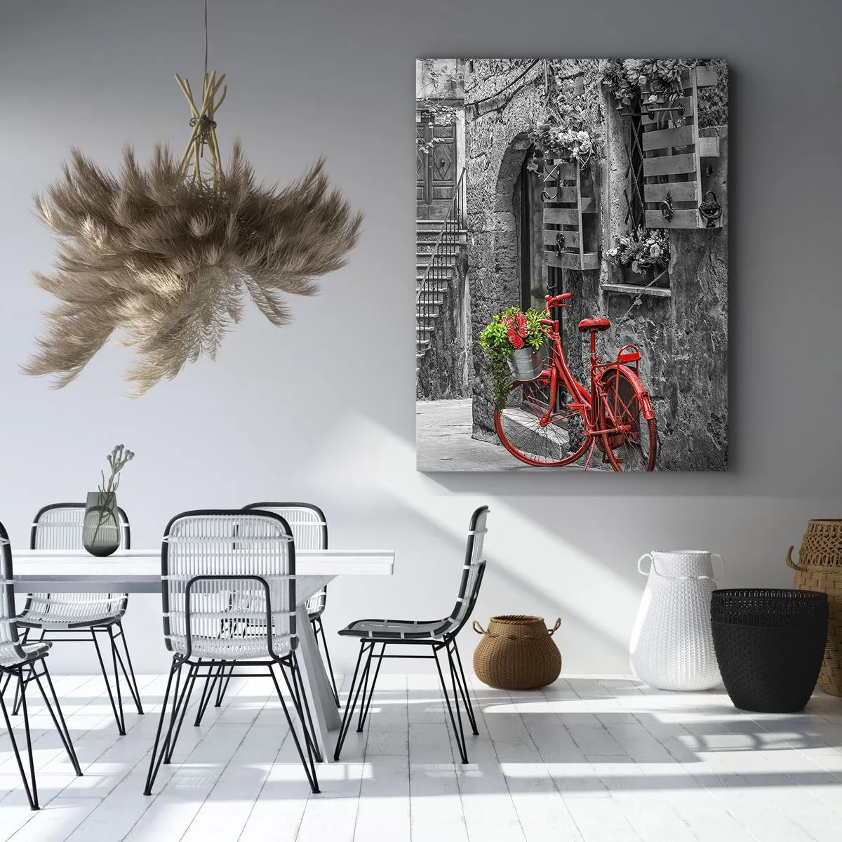 Impression sur toile - Image sur toile - Un vélo rouge dans une rue en noir et blanc - 70x100cm - Ruelle toscane - Décoration murale moderne pour le salon et la chambre ARTTOR