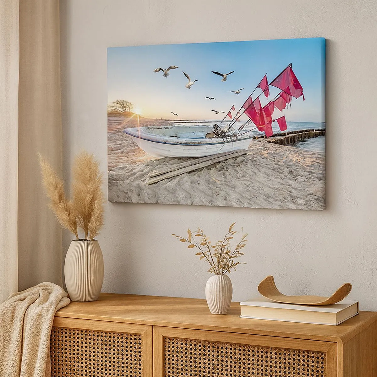 Impression sur toile - Image sur toile - Un bateau sur la plage à l'aube avec des mouettes et des drapeaux rouges - 70x50cm - Repos mérité - Décoration murale moderne pour le salon et la chambre ARTTOR