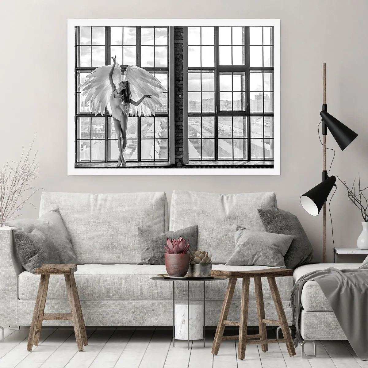 Affiche - Poster - Une femme avec des ailes d'ange sur fond de fenêtre de loft - 100x70cm - La ville des anges? - Décoration murale moderne pour le salon et la chambre ARTTOR