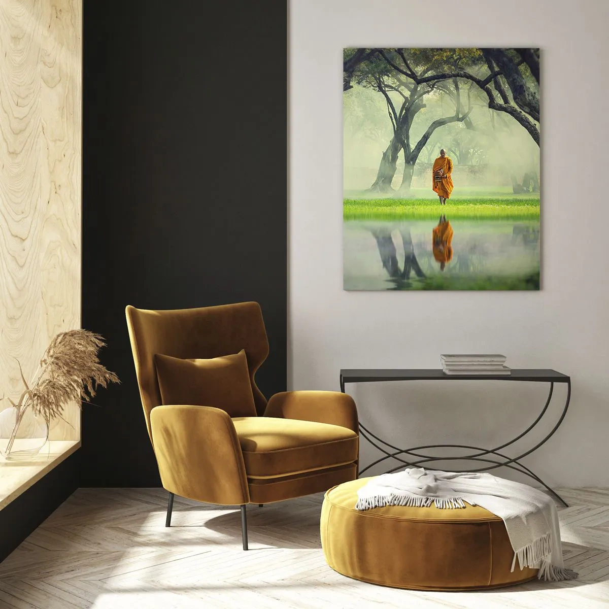 Impression sur verre - Image sur verre - Un moine en robe orange dans une forêt avec un fond brumeux et un reflet dans l'eau. - 70x100cm - En route vers l'illumination - Décoration murale moderne pour le salon et la chambre ARTTOR
