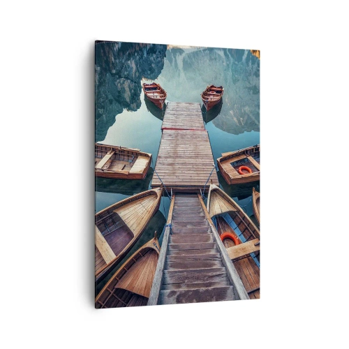 Impression sur toile - Image sur toile - Bateaux en bois sur un quai sur un lac de montagne - 70x100cm - J'attends à la marina - Décoration murale moderne pour le salon et la chambre ARTTOR