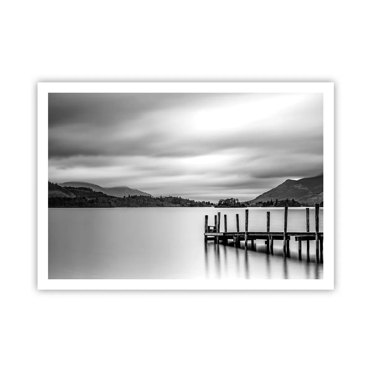 Affiche - Poster - Paysage noir et blanc avec une jetée sur un lac - 100x70cm - Douceur et force - Décoration murale moderne pour le salon et la chambre ARTTOR