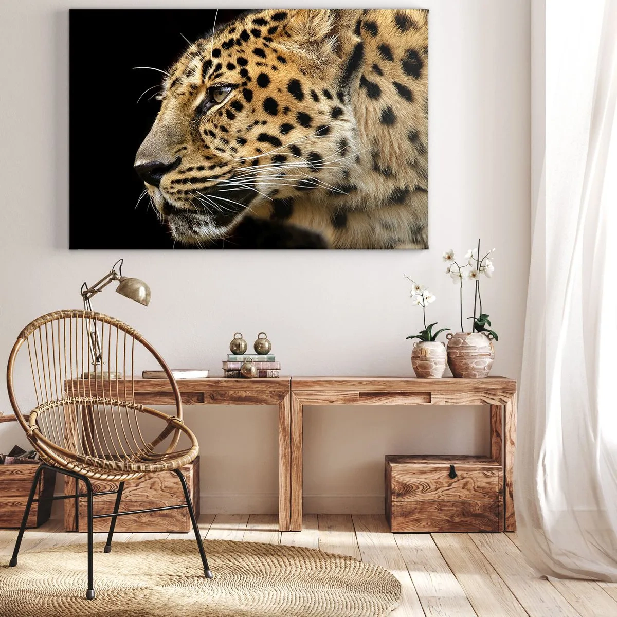 Impression sur toile - Image sur toile - Gros plan d'une tête de léopard sur fond noir - 70x50cm - Calme, concentré, prêt - Décoration murale moderne pour le salon et la chambre ARTTOR