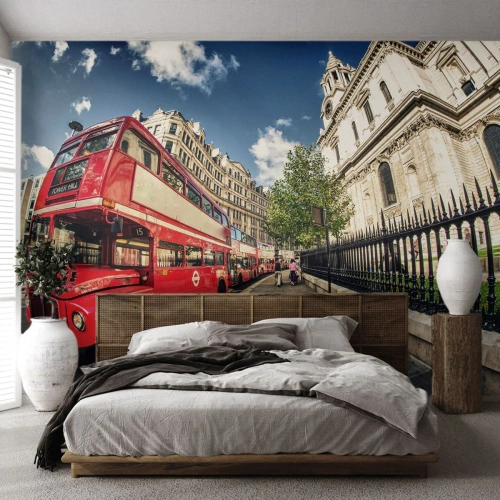 Papier Peint Photo Premium Sand - Un bus rouge dans les rues d'une ville historique - 100x70cm - Rue de Londres en gris et rouge - Décoration murale moderne pour le salon et la chambre ARTTOR