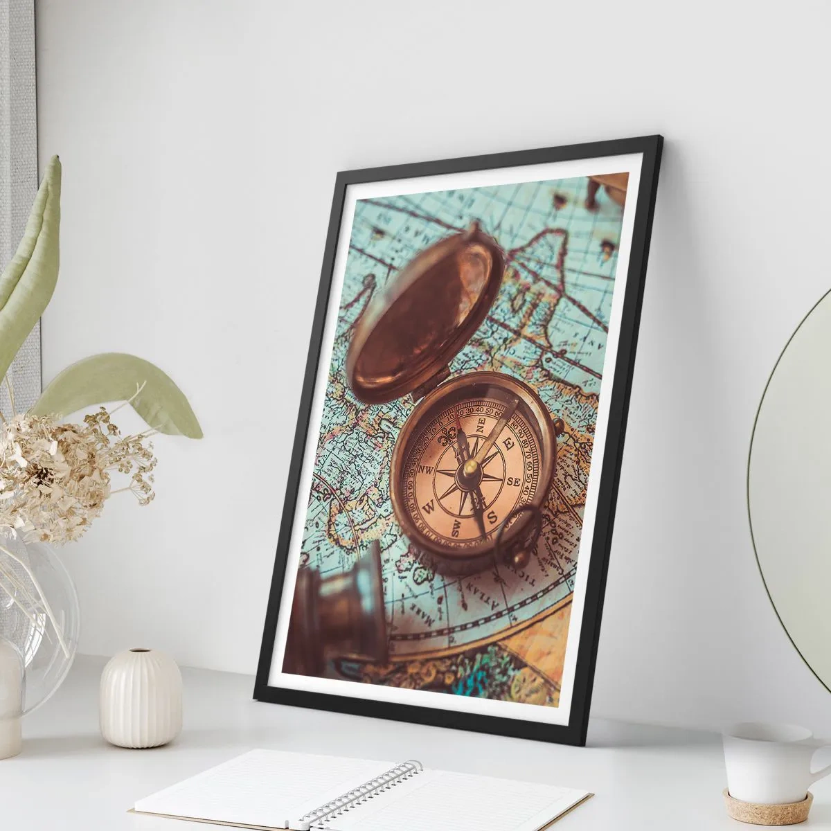 Affiche dans un cadre noir - Poster - Une boussole antique sur fond de carte du monde - 50x70cm - Pour ceux qui recherche l'aventure - Décoration murale moderne pour le salon et la chambre ARTTOR