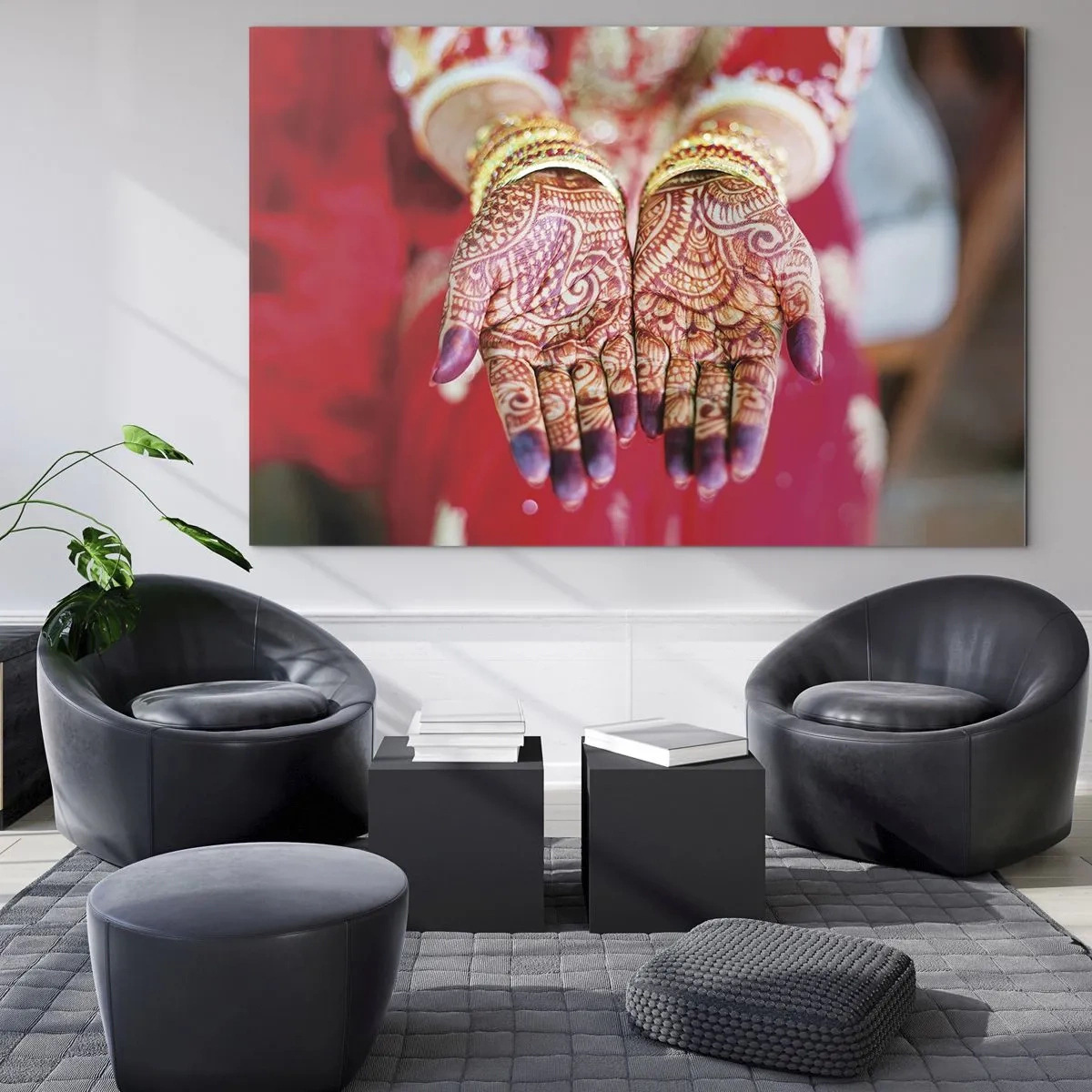 Impression sur verre - Image sur verre - Mains au henné en tenue traditionnelle sur fond rouge - 70x50cm - Prêt à saisir votre chance - Décoration murale moderne pour le salon et la chambre ARTTOR
