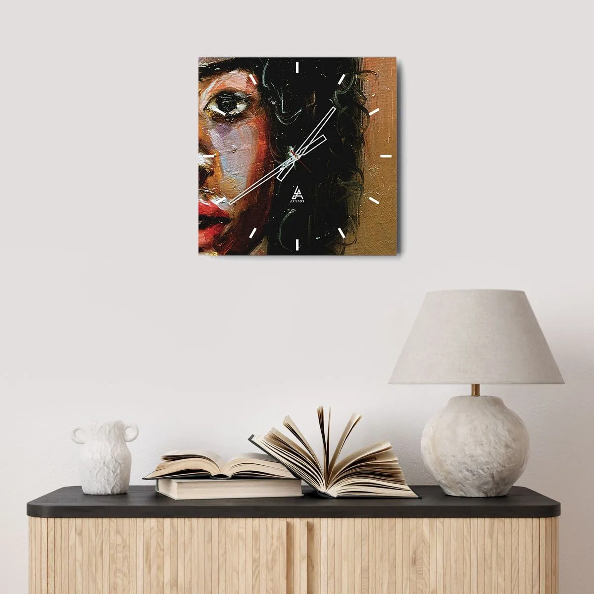 Horloge murale - Pendule murale - Un portrait expressif d'une femme aux couleurs intenses. - 30x30cm - Noir et brillant - Décoration murale moderne pour le salon et la chambre ARTTOR