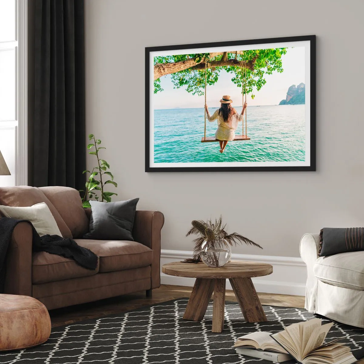 Affiche dans un cadre noir - Poster - Femme sur une balançoire au bord de la mer dans un paysage tropical - 100x70cm - La vie est belle - Décoration murale moderne pour le salon et la chambre ARTTOR