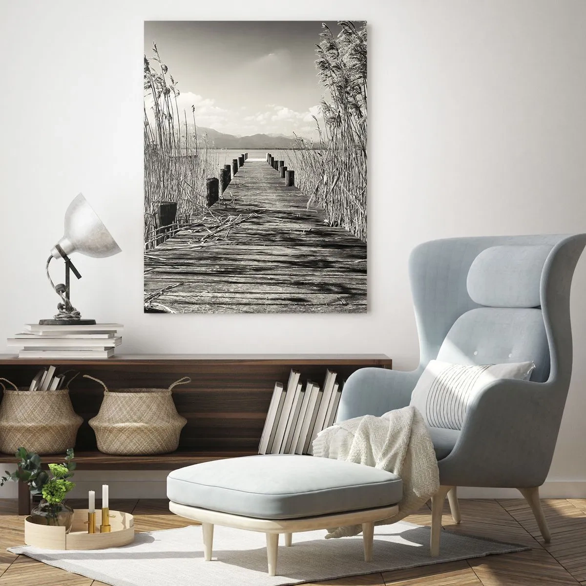 Impression sur verre - Image sur verre - Un pont en bois traverse l'herbe au-dessus d'un lac tranquille. - 50x70cm - Dans le calme de l'herbe - Décoration murale moderne pour le salon et la chambre ARTTOR