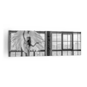 Impression sur toile - Image sur toile - Une femme avec des ailes d'ange sur fond de fenêtre de loft - 160x50cm - La ville des anges? - Décoration murale moderne pour le salon et la chambre ARTTOR