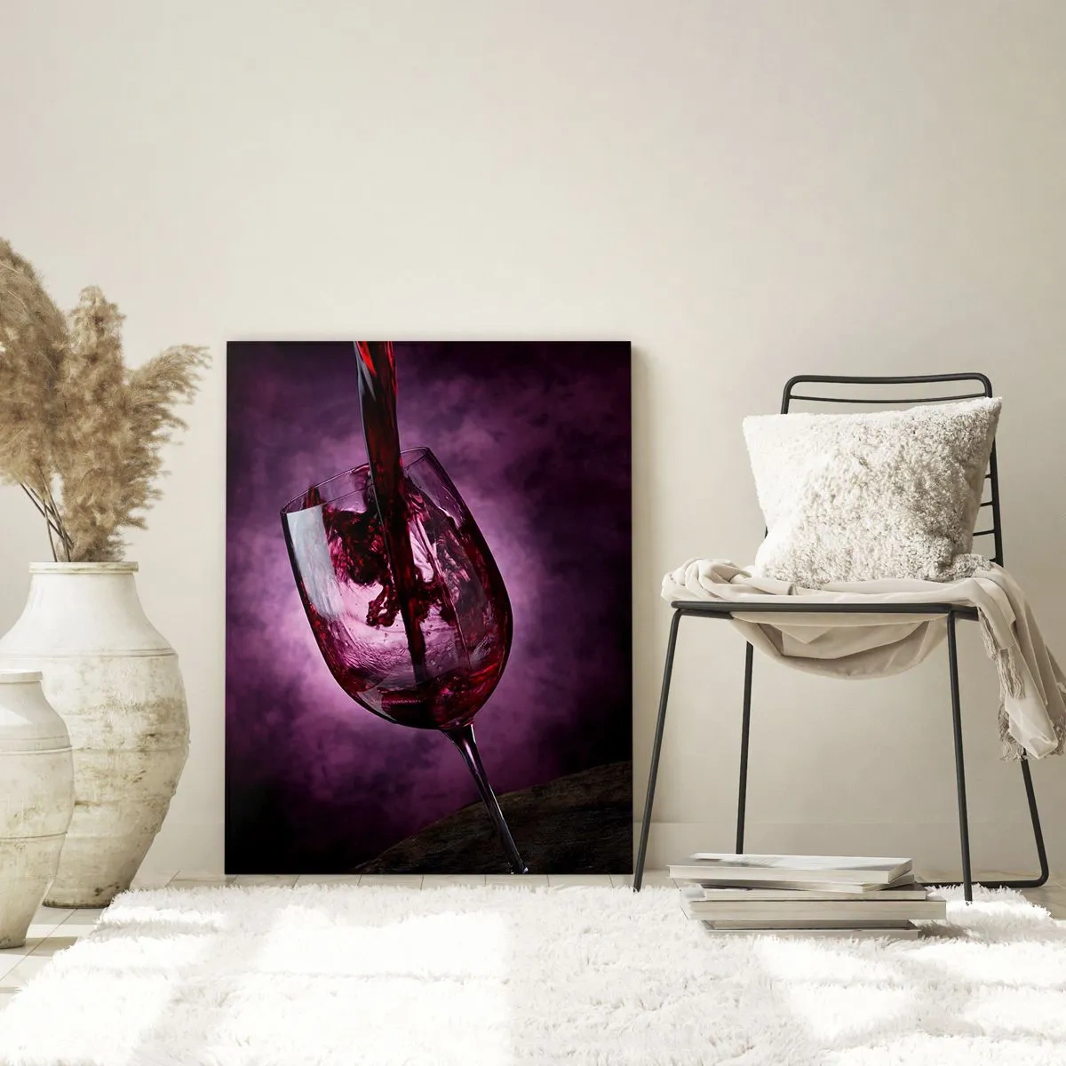 Impression sur verre - Image sur verre - Du vin rouge versé dans un verre sur un fond violet - 50x70cm - Écarlate? Carmin? Non, rubis. - Décoration murale moderne pour le salon et la chambre ARTTOR