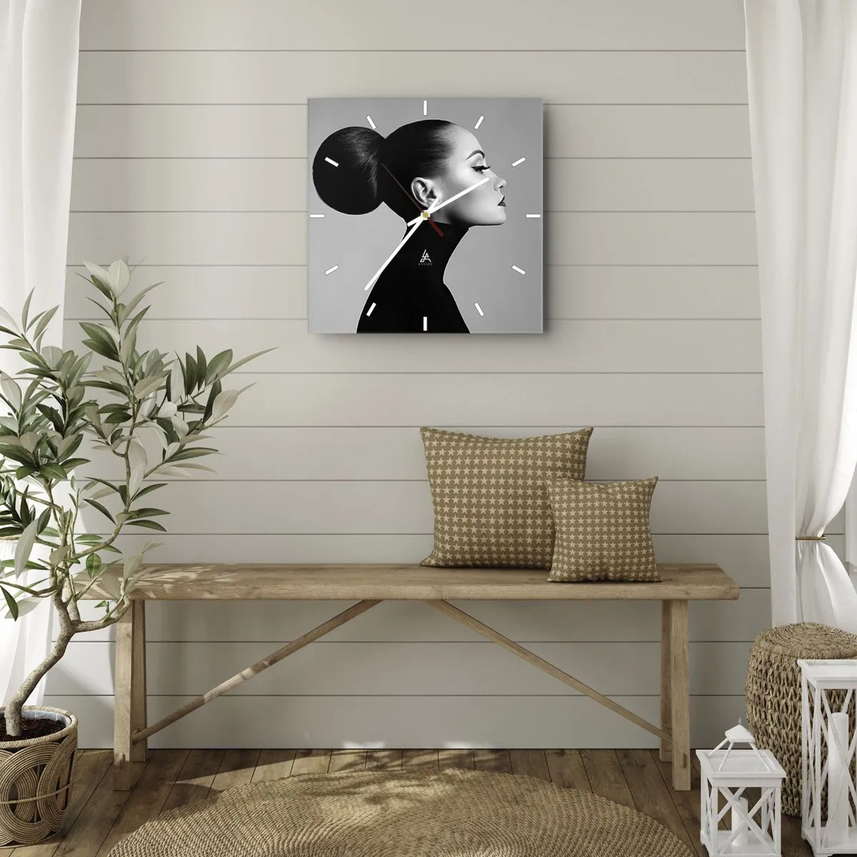 Horloge murale - Pendule murale - Profil d'une femme en noir et blanc avec un chignon élégant - 30x30cm - Néfertiti moderne - Décoration murale moderne pour le salon et la chambre ARTTOR