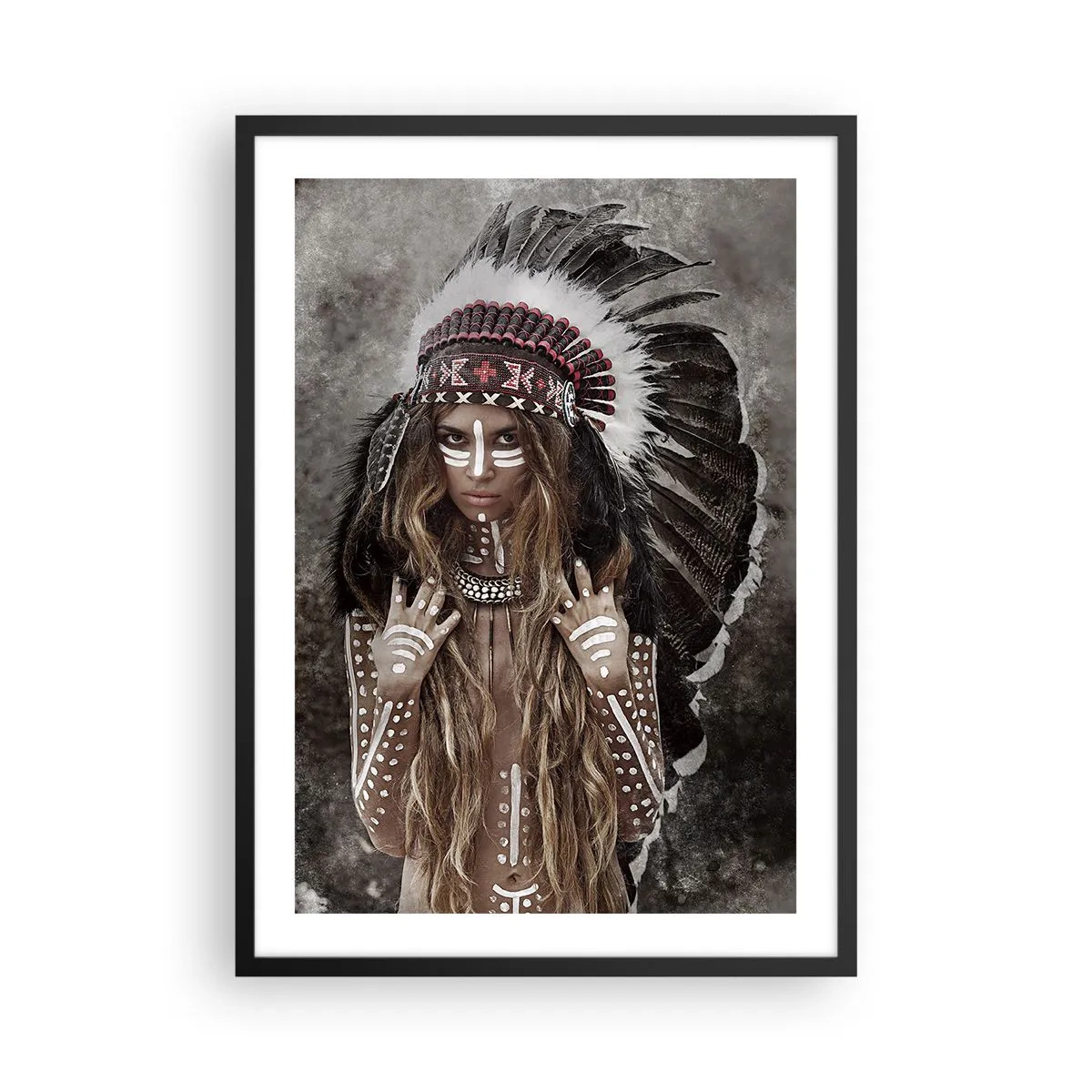 Affiche dans un cadre noir - Poster - Une femme portant une coiffe à plumes et des peintures corporelles blanches - 50x70cm - Secret de la force de la tribu - Décoration murale moderne pour le salon et la chambre ARTTOR