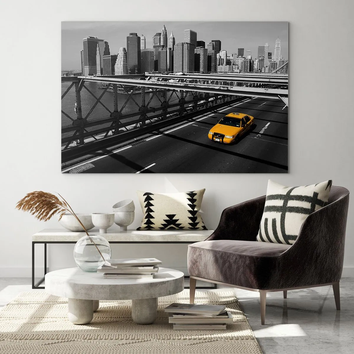 Impression sur verre - Image sur verre - Un taxi jaune sur un pont surplombant Manhattan - 70x50cm - Couleur de la grande ville - Décoration murale moderne pour le salon et la chambre ARTTOR