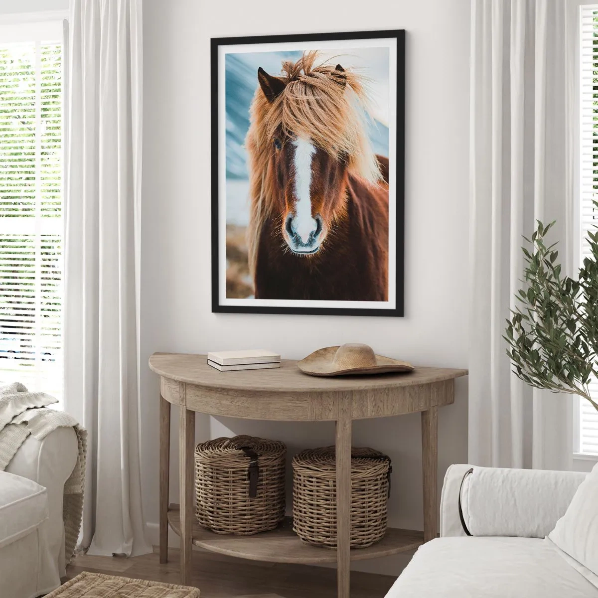 Affiche dans un cadre noir - Poster - Gros plan d'un cheval islandais avec une crinière flottante sur un fond naturel. - 50x70cm - Sentez-vous la liberté ? - Décoration murale moderne pour le salon et la chambre ARTTOR
