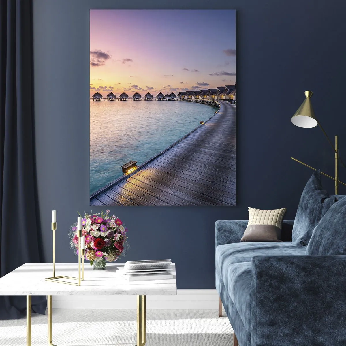 Impression sur verre - Image sur verre - Jetée en bois menant à des chalets de luxe au bord de l'eau au coucher du soleil - 50x70cm - Vacances - retour aux sources - Décoration murale moderne pour le salon et la chambre ARTTOR