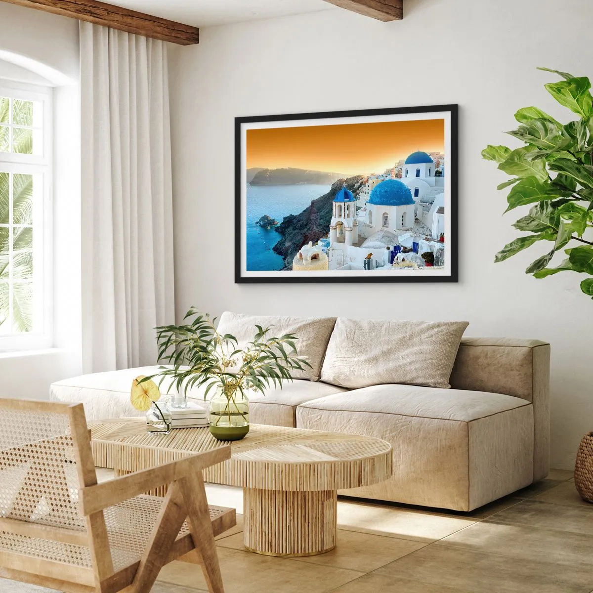 Affiche dans un cadre noir - Poster - Vue de Santorin avec des bâtiments blancs et une mer bleue - 70x50cm - Santorin - blotti contre les rochers - Décoration murale moderne pour le salon et la chambre ARTTOR
