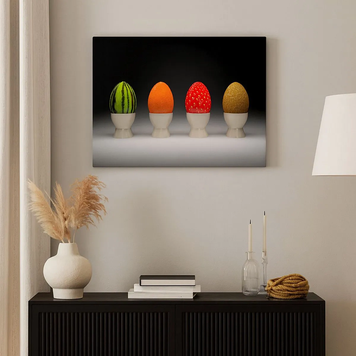 Impression sur toile - Image sur toile - Œufs colorés ressemblant à des fruits sur un fond sombre - 70x50cm - Petit-déjeuner fruité - Décoration murale moderne pour le salon et la chambre ARTTOR