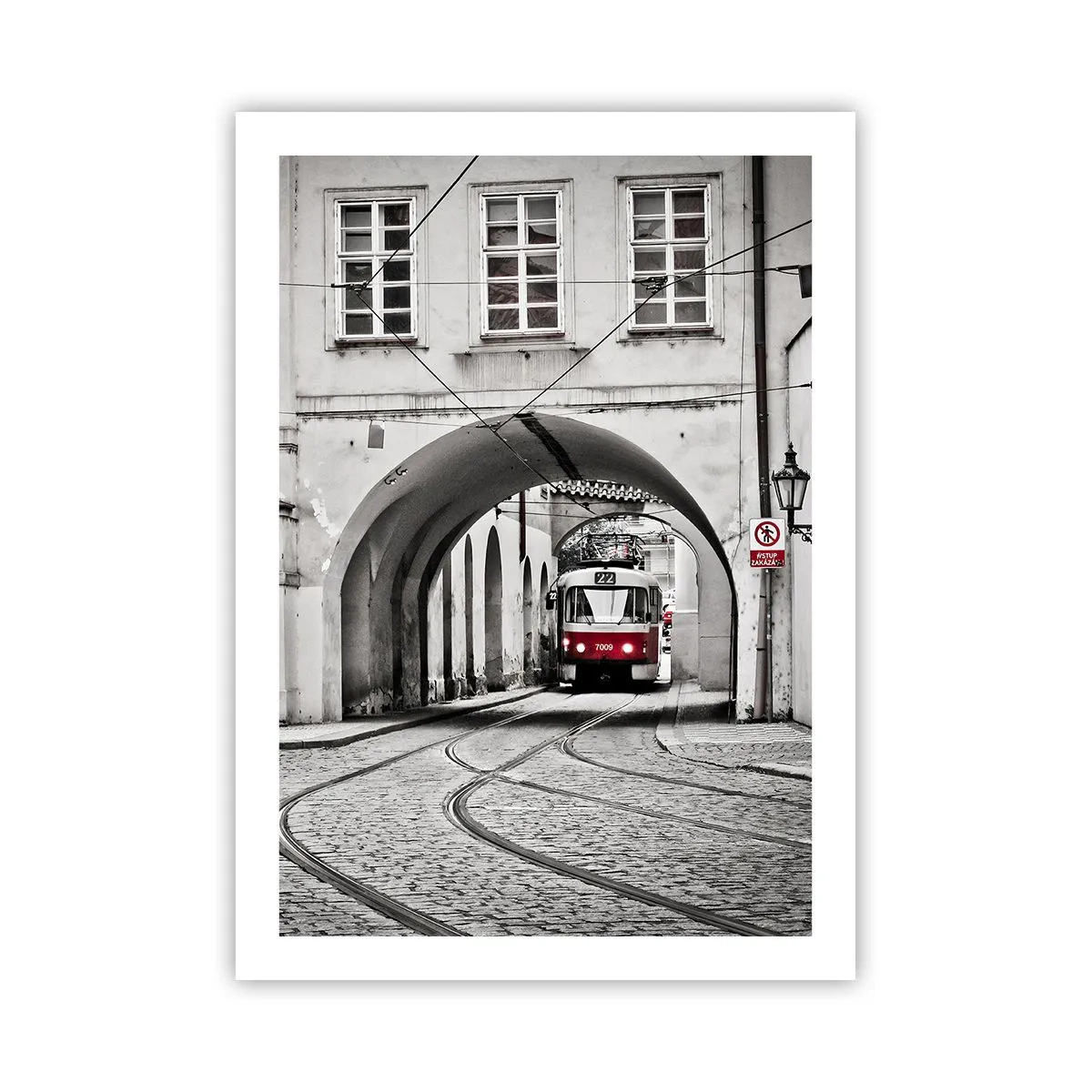 Affiche - Poster - Tramway rouge dans un décor noir et blanc - 50x70cm - Dans le labyrinthe de la ville - Décoration murale moderne pour le salon et la chambre ARTTOR