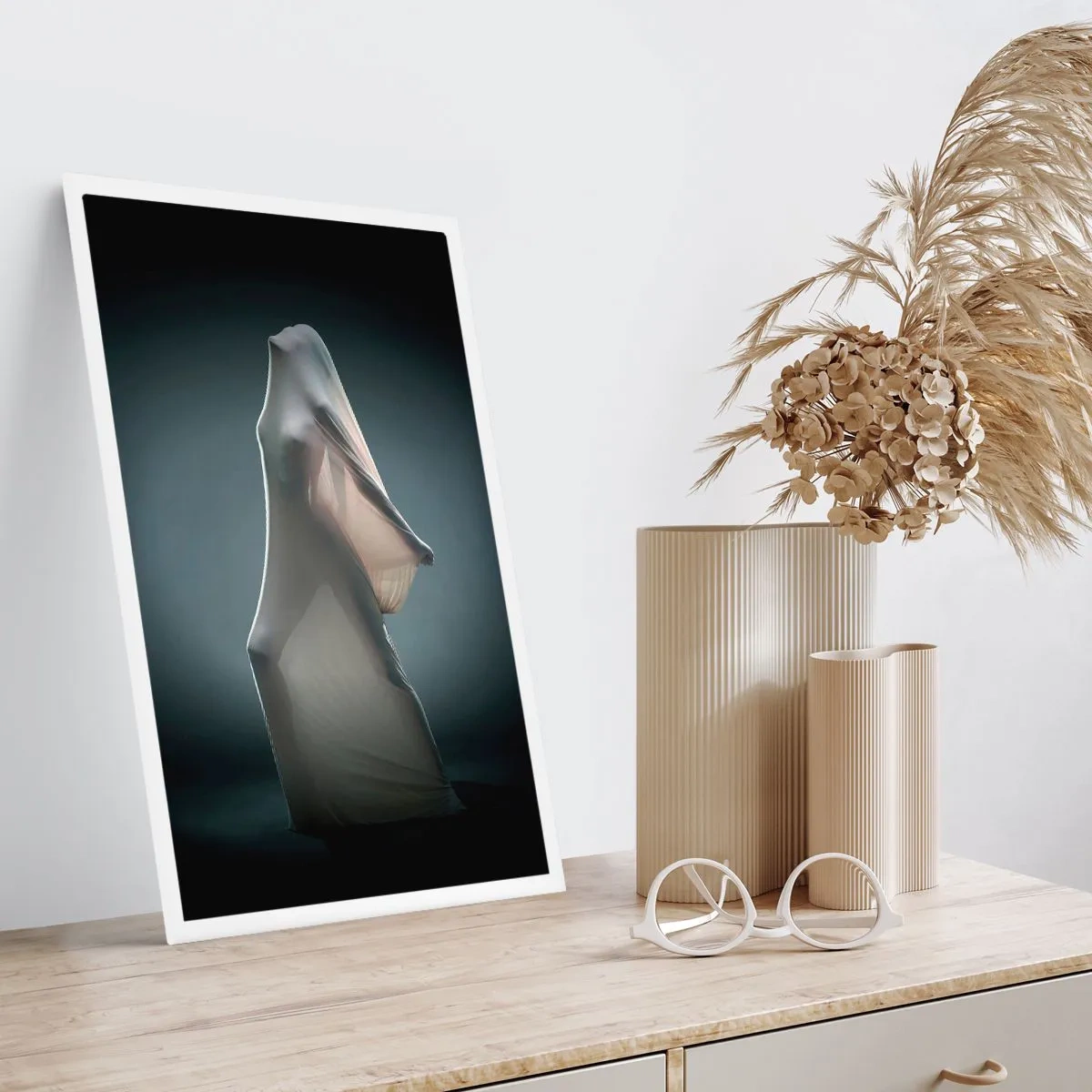 Affiche - Poster - Une silhouette cachée sous un matériau transparent sur un fond sombre - 50x70cm - Une soif secrète - Décoration murale moderne pour le salon et la chambre ARTTOR