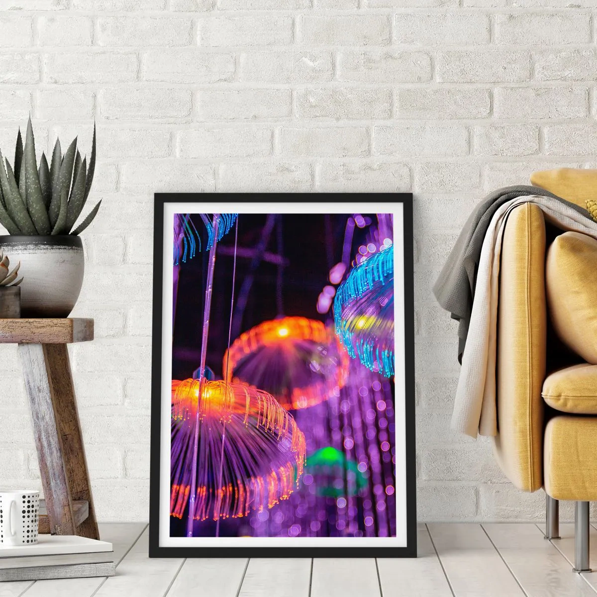 Affiche dans un cadre noir - Poster - Méduses colorées et futuristes à la lumière du néon - 50x70cm - Fontaine lumineuse - Décoration murale moderne pour le salon et la chambre ARTTOR