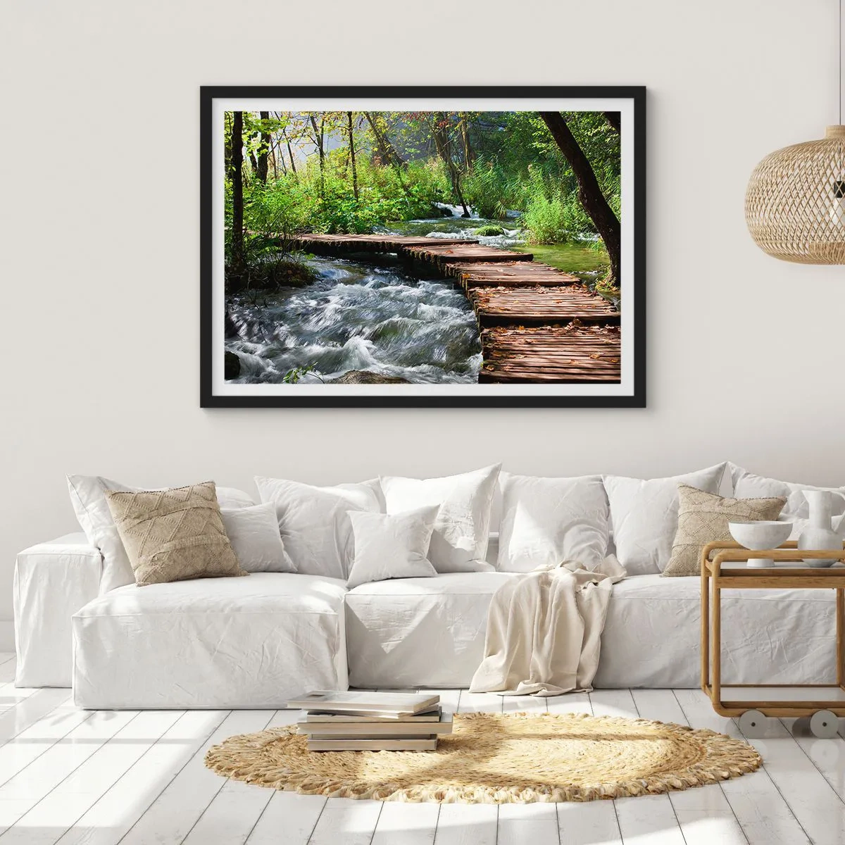 Affiche dans un cadre noir - Poster - Un pont en bois sur un ruisseau tumultueux entouré par la verdure de la forêt. - 70x50cm - Au-dessus de la cascade mousseuse - Décoration murale moderne pour le salon et la chambre ARTTOR